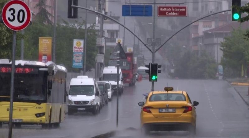 İstanbul'da sağanak yağış etkisini artırıyor