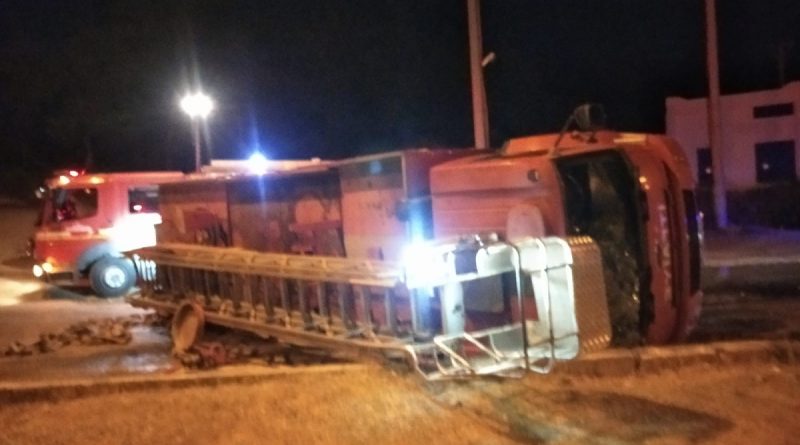 İtfaiye ekibi yangına giderken kaza yaptı 2 yaralı