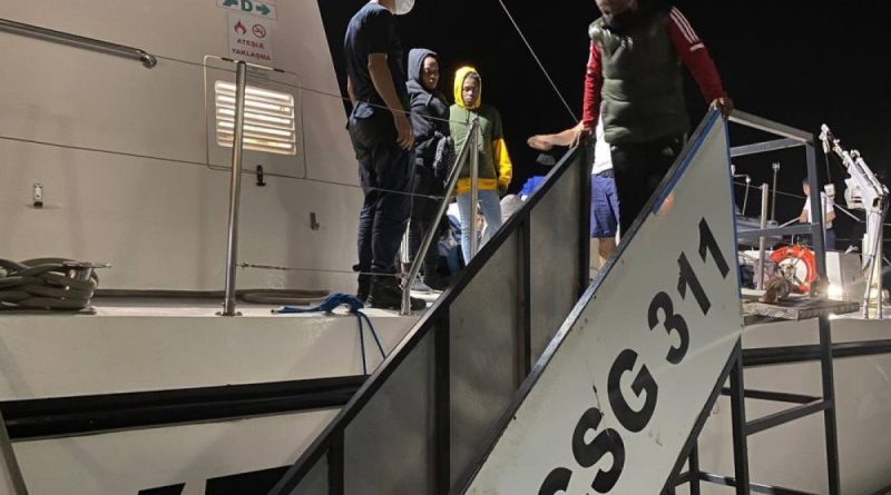 İzmir açıklarında 39 göçmen kurtarıldı, 32 göçmen yakalandı