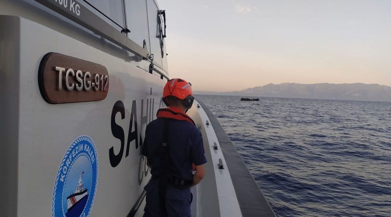 İzmir açıklarında 62 düzensiz göçmen kurtarıldı