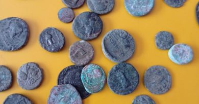 İzmir'de tarihi eser niteliğinde 61 sikke ele geçirildi