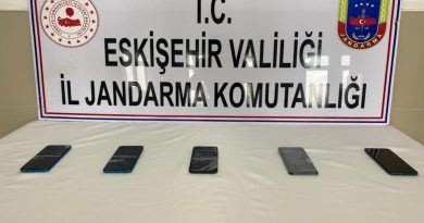 Kaçak cep telefonu satılan işyerine jandarmadan operasyon