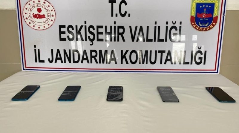 Kaçak cep telefonu satılan işyerine jandarmadan operasyon