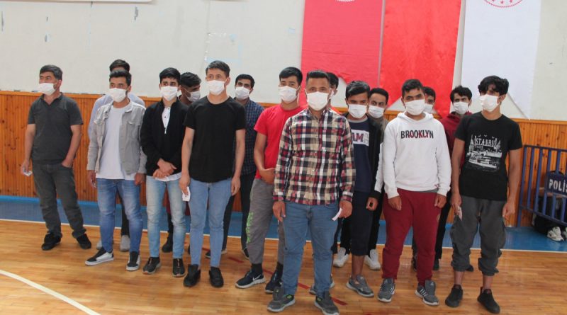 Kaçak göçmenlerin ülkelerine gönderilmesi tüm hızıyla devam ediyor