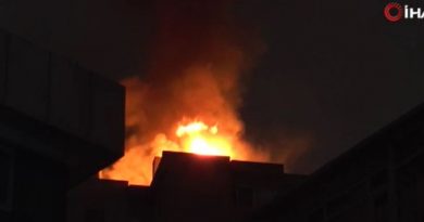 Kadıköy'de 11 katlı binanın çatısı alev alev yandı