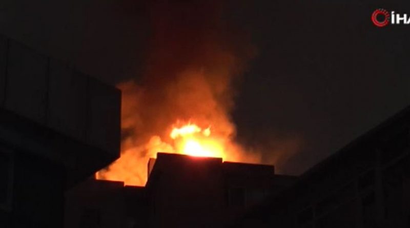 Kadıköy'de 11 katlı binanın çatısı alev alev yandı
