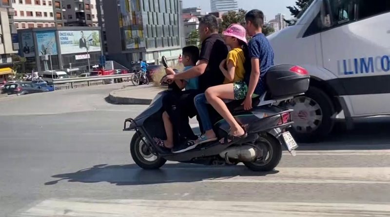 Kadıköy'de motosiklet üzerinde aile boyu tehlikeli yolculuk kamerada