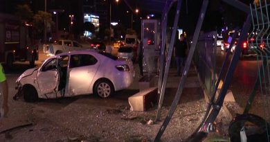 Kadıköy'de otomobil otobüs durağına daldı: 1'i ağır 5 yaralı