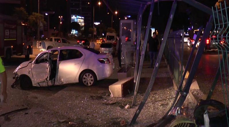 Kadıköy'de otomobil otobüs durağına daldı: 1'i ağır 5 yaralı