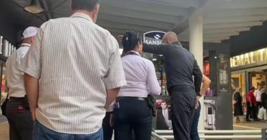 Kadın mağazasında 'İçeriyi mi gözetliyorsun' kavgası