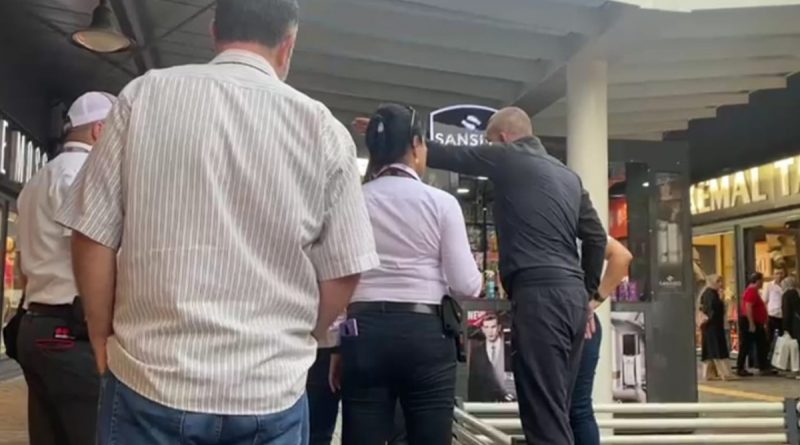 Kadın mağazasında 'İçeriyi mi gözetliyorsun' kavgası