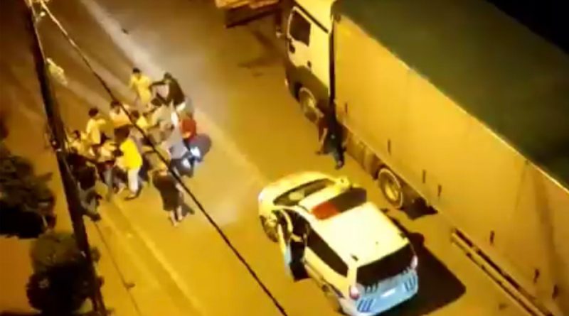 Kadına şiddet iddiası komşuları sokağa döktü