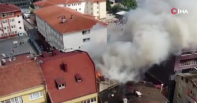 Kağıthane'de apartmanın çatısı alev alev yandı