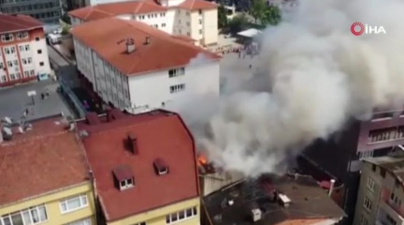 Kağıthane'de apartmanın çatısı alev alev yandı