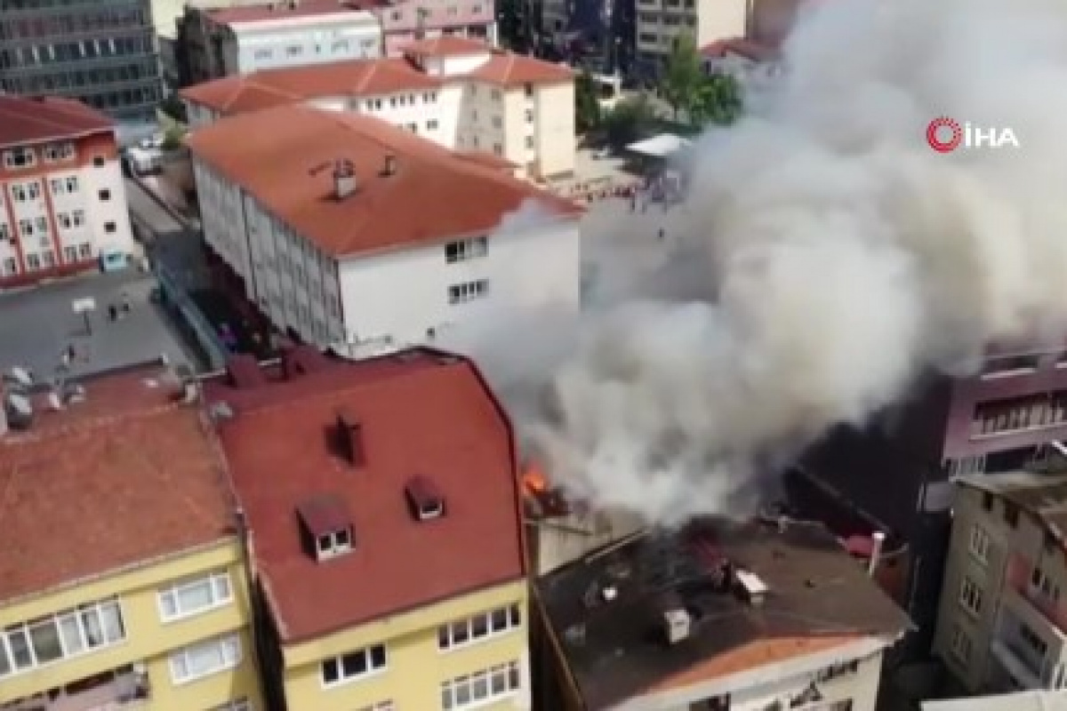 Kağıthane'de apartmanın çatısı alev alev yandı