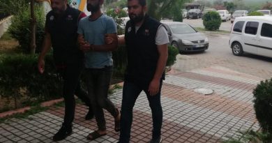 Kalaşnikof silahla örgüt üyeleriyle poz veren terörist serbest kaldı