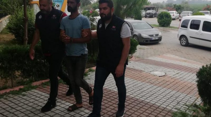 Kalaşnikof silahla örgüt üyeleriyle poz veren terörist serbest kaldı