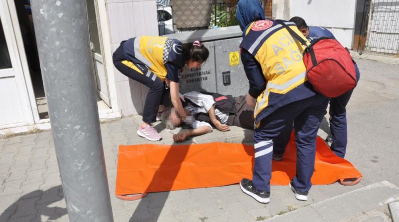 Kaldırım üzerinde baygın bulunan şahıs hastaneye kaldırıldı