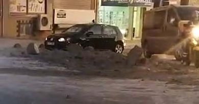 Kamyondan dökülen hafriyat caddeyi kapattı, faciadan kıl payı dönüldü