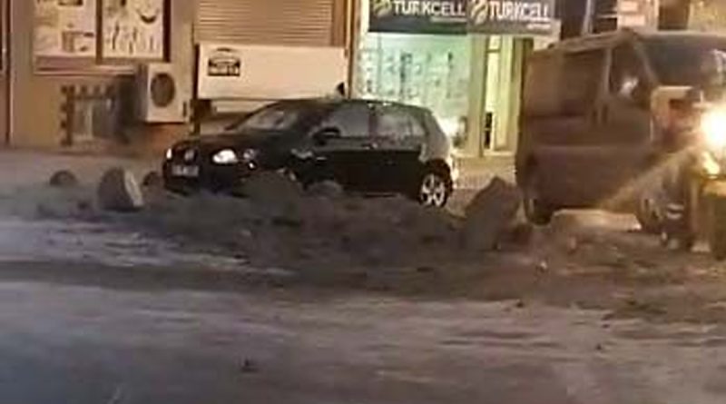 Kamyondan dökülen hafriyat caddeyi kapattı, faciadan kıl payı dönüldü