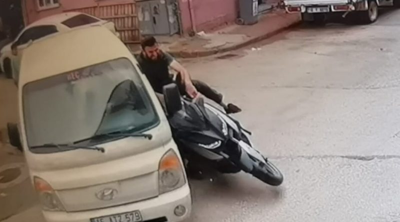 Kamyonet ile motosikletin kazası kamerada