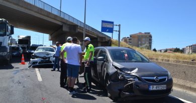 Kamyonet kasasından yola fırlayan demirler kazaya neden oldu