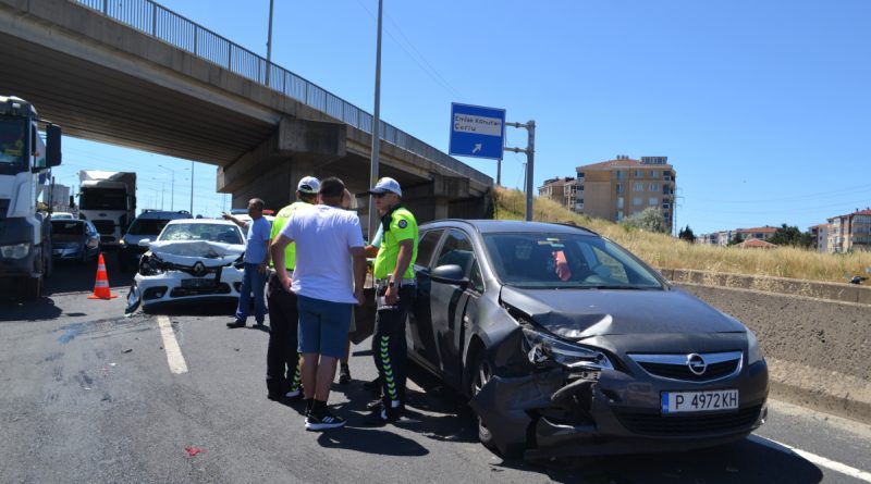 Kamyonet kasasından yola fırlayan demirler kazaya neden oldu