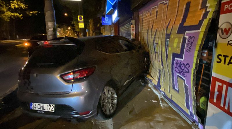 Karaköy’de kontrolden çıkan otomobil süratli şekilde sokak tabelasını ezip kepenge çarptı