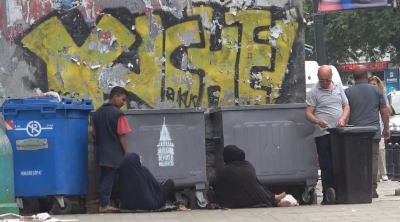 Karaköy’de sahtekar dilenciler kamerada