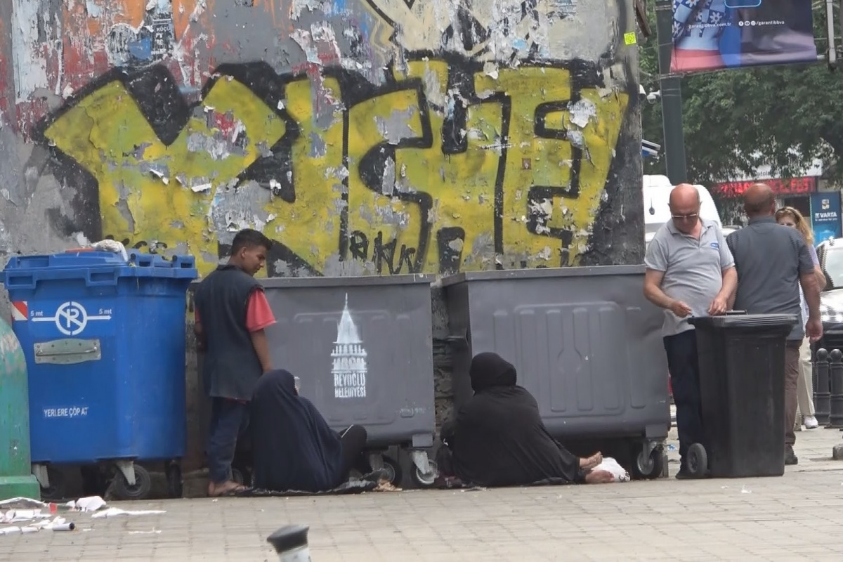 Karaköy’de sahtekar dilenciler kamerada