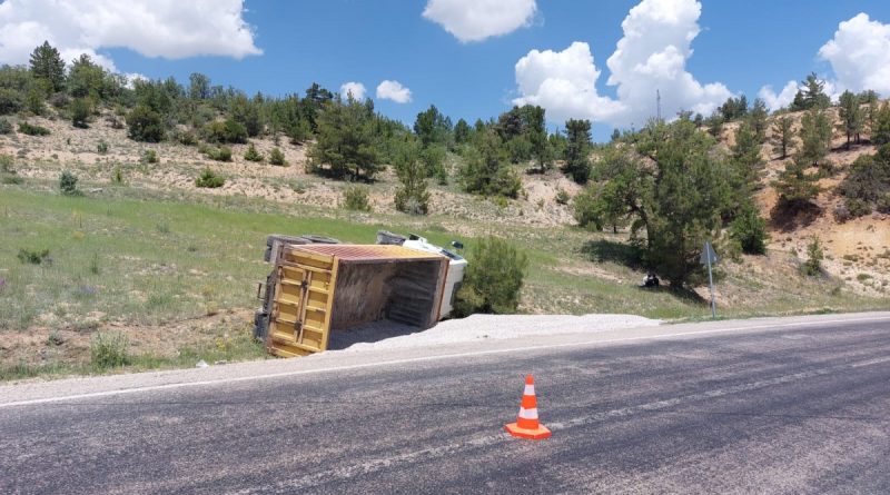 Karaman’da freni boşalan mucur yüklü kamyon devrildi: 1 yaralı