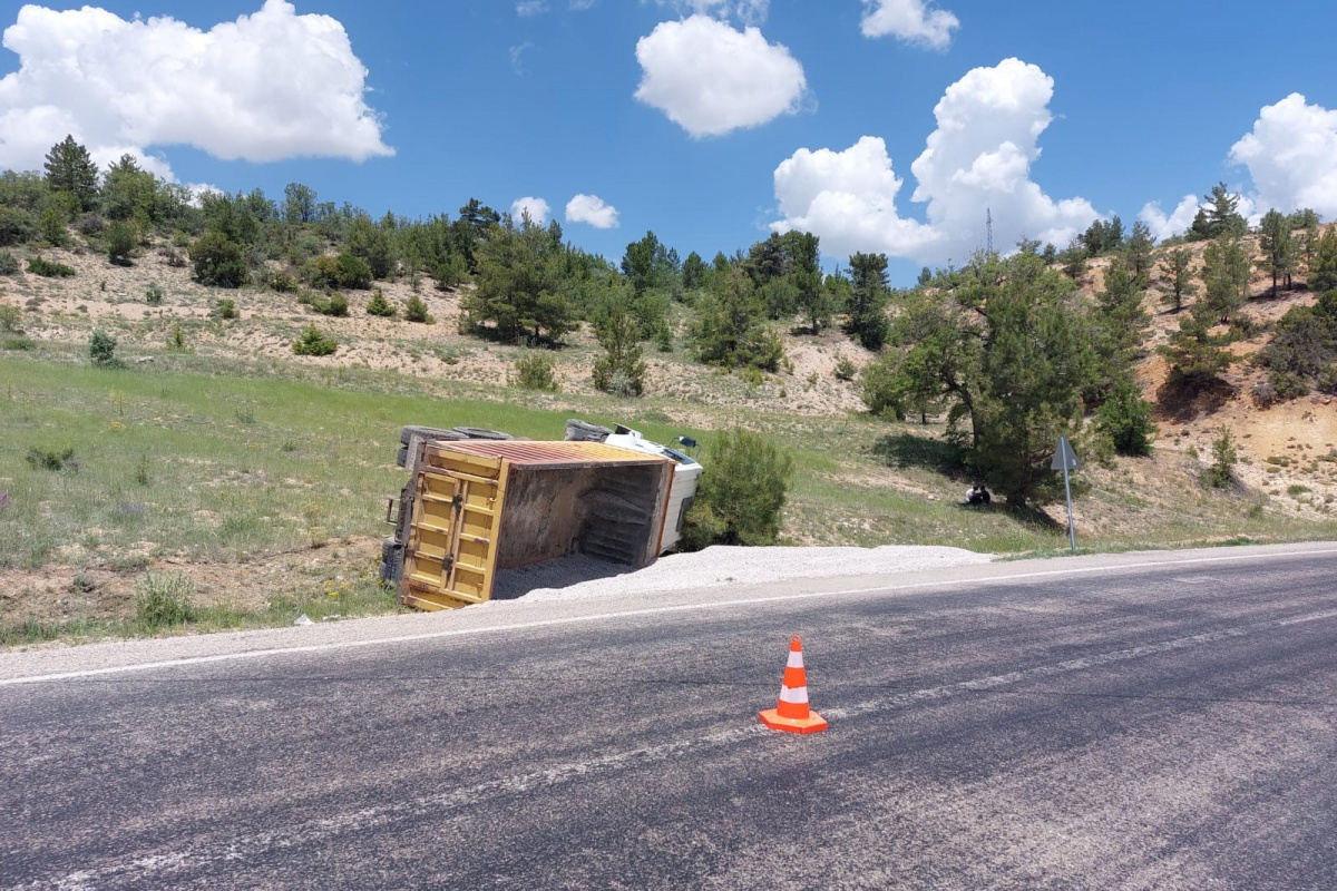 Karaman’da freni boşalan mucur yüklü kamyon devrildi: 1 yaralı