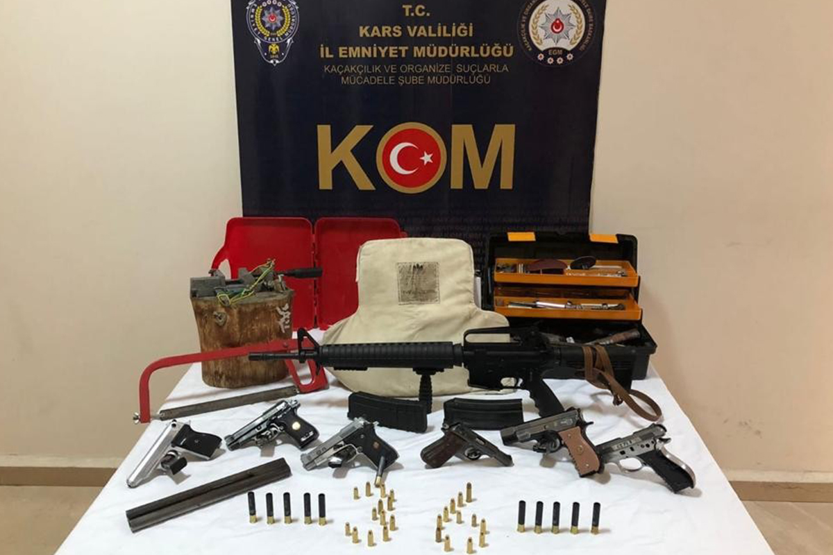 Kars’ta ruhsatsız silah ele geçirildi