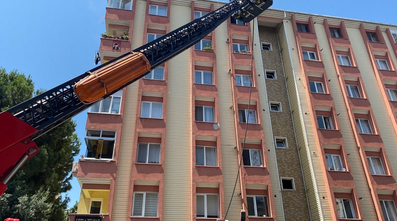 Kartal'da ev sahibi ocakta yemek unuttu, evi yandı