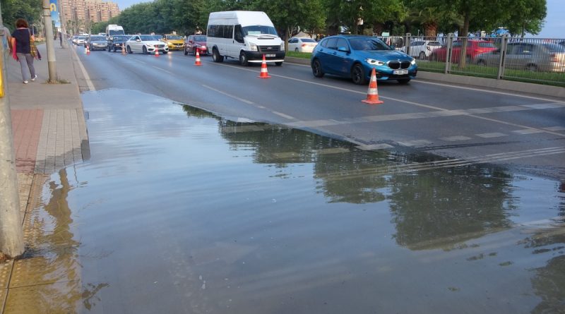 Kartal’da su borusu patladı, sahil yolu göle döndü