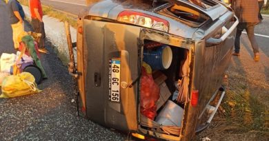 Kastamonu’da hafif ticari araç devrildi: 5 yaralı