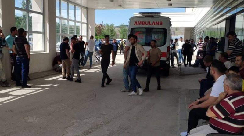 Kavgayı ayırmak için araya girdi, bekçiyi 3 yerinden bıçakladı