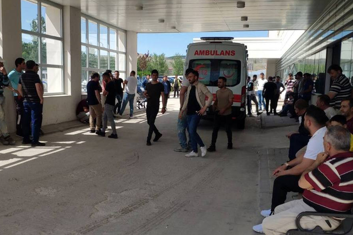 Kavgayı ayırmak için araya girdi, bekçiyi 3 yerinden bıçakladı