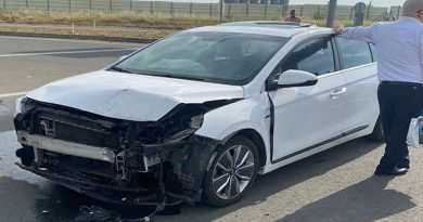 Kavşakta 2 araç çarpıştı: 3 yaralı