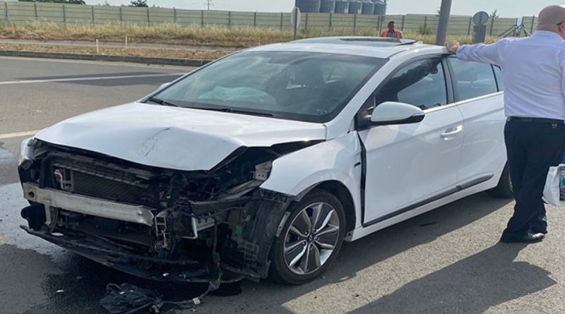 Kavşakta 2 araç çarpıştı: 3 yaralı