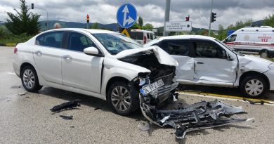 Kavşakta kazalar art arda geldi: 4 yaralı