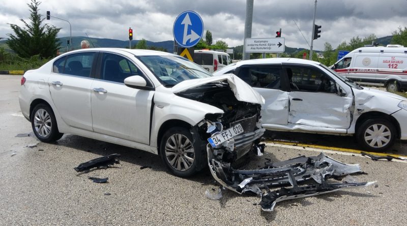 Kavşakta kazalar art arda geldi: 4 yaralı
