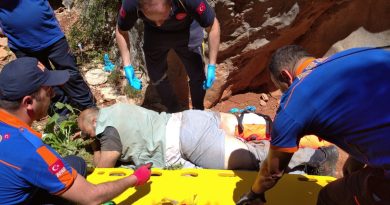 Kayalıklardan düşen vatandaşı AFAD kurtardı