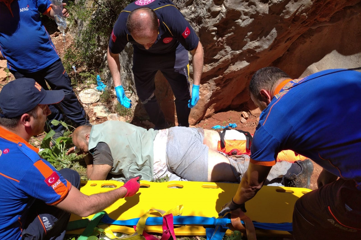 Kayalıklardan düşen vatandaşı AFAD kurtardı