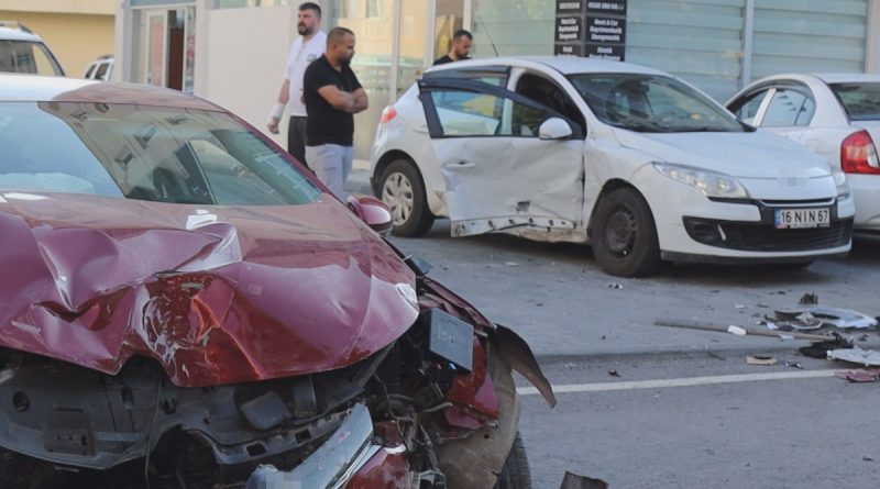 Kayseri'de 2 otomobil çarpıştı, 5 kişi yaralandı