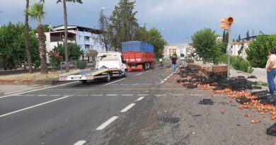 Kaza yapıp kaçtı, yola savrulan şeftaliler sürücülere zor anlar yaşattı