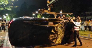 Kaza yapıp takla attığı lüks otomobilinin camından çıkıp kaçtı