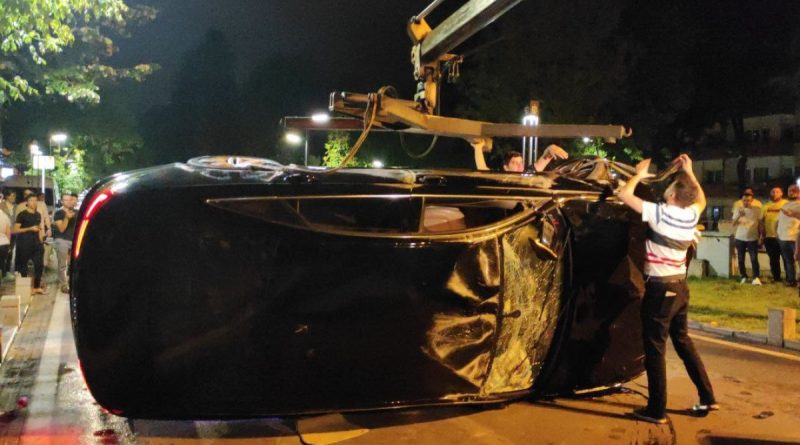 Kaza yapıp takla attığı lüks otomobilinin camından çıkıp kaçtı