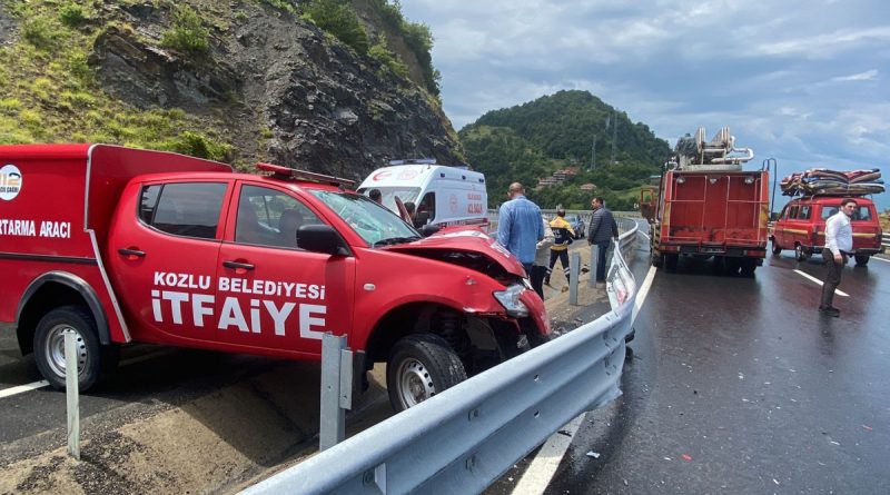 Kazaya müdahale eden arama kurtarma ekibi dönüşte kaza yaptı: 3 yaralı