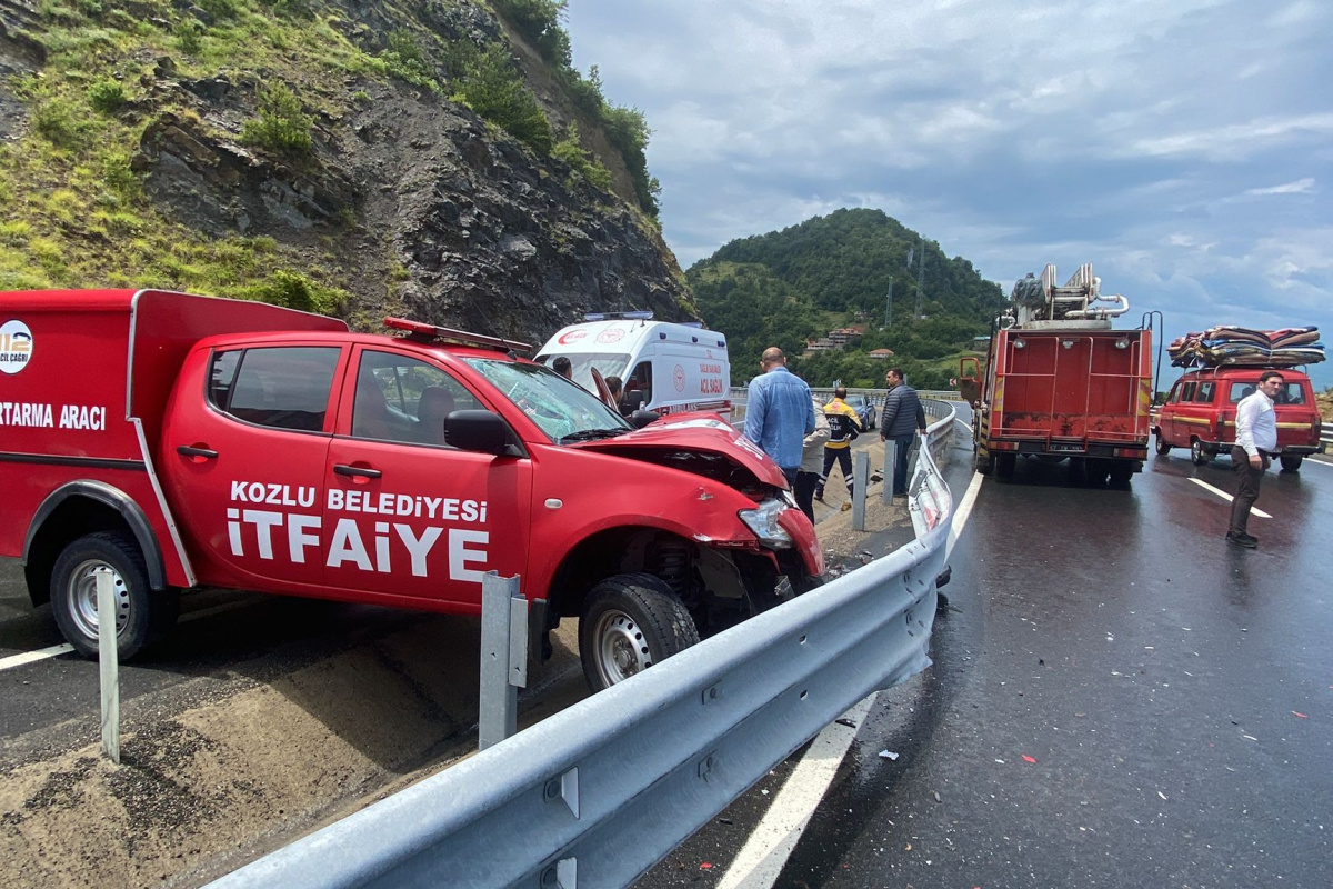 Kazaya müdahale eden arama kurtarma ekibi dönüşte kaza yaptı: 3 yaralı